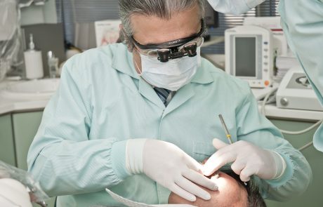 מה משפיע על עלות השתלת שיניים?